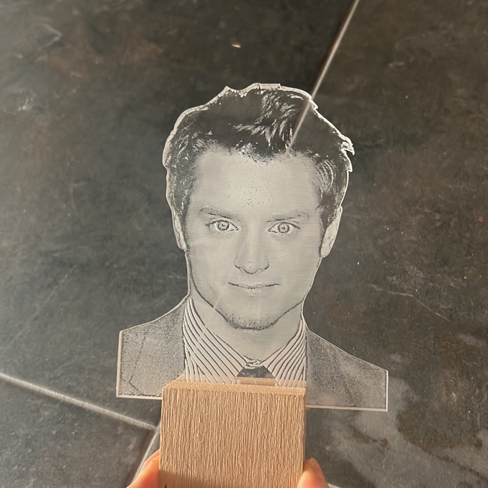 Elijah Wood art statue acrylic laser cut - Picture 3 of 5